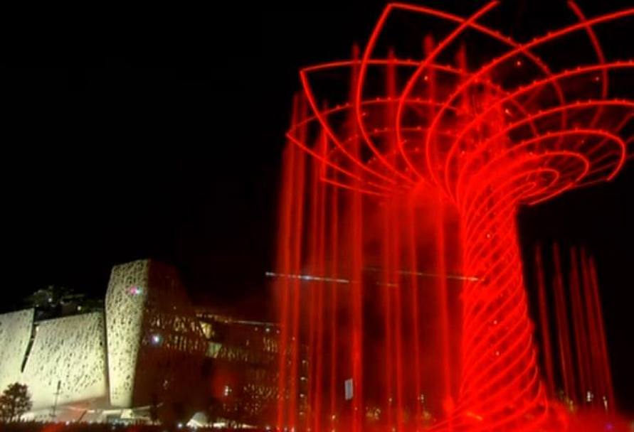 L&#39;Albero della Vita illuminato di rosso. La gigantesca struttura, teatro di spettacoli suggestivi di luci e acqua, è stata una delle cose più apprezzate dai visitatori (Omnimilano)